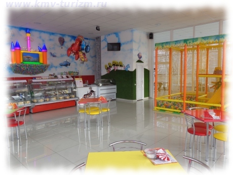 Кафе Мария, зал с игровой зоной cafe-kmv